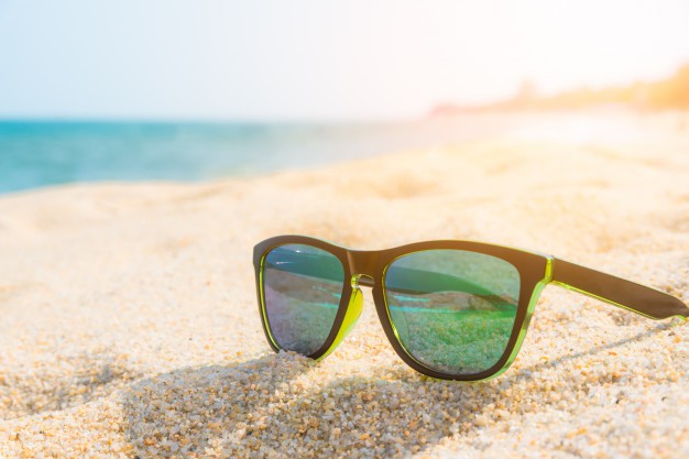 gafas-sol-costa-arenosa-concepto-verano_mayorista-lentes-sol-sunglass-wholesale
